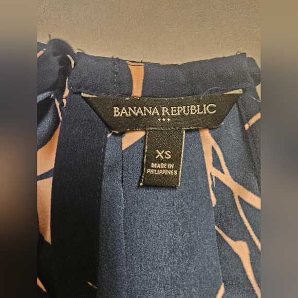 Banana Republic- Top Women's XS Navy and Pink Floral . - Picture 5 of 5